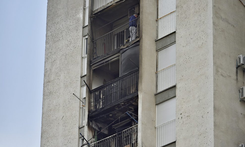 Požar je izbio oko 4.15 sati na balkonu stana na 10. katu u Mesečkoj ulici.
