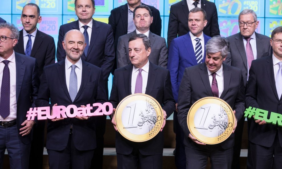Ministri financija Eurogrupe i predsjednik Europske središnje banke Mario Draghi obilježavaju 20 godina od uvođenja eura