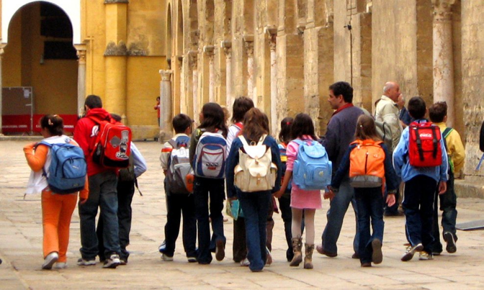 djeca ruksaci škola učenici