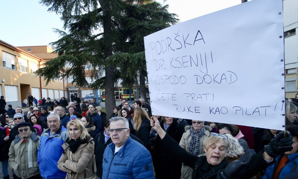 Prosvjed potpore pedijatrici Kseniji Kaleb u Metkoviću