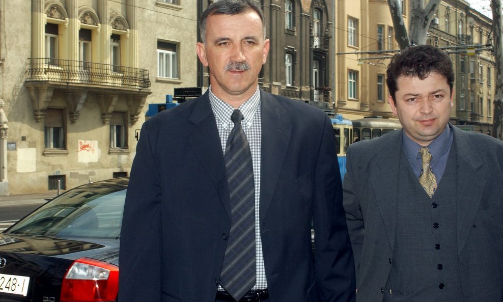Ilustracija / Valentin Ćorić u pratnji odvjetnika dolazi na sud u Zagrebu 2004. godine