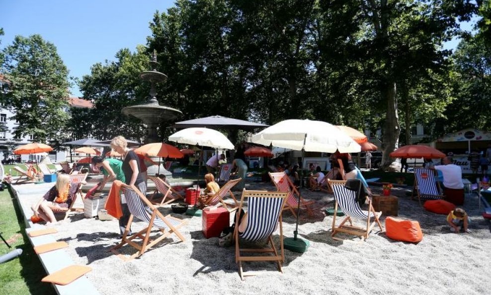 Građani uživaju na plaži napravljenoj u parku Zrinjevac (1)