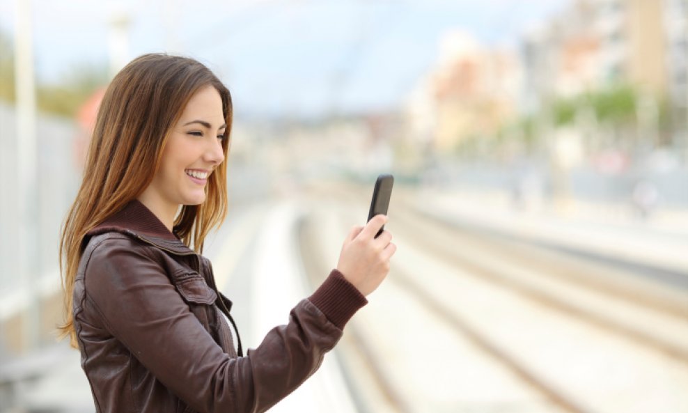 žena djevojka mobitel pametni telefon smartphone sretna