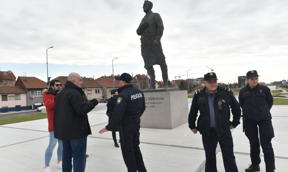 Zorana Ercega legitimirala je policija kad je, nakon izrečene presude kojom mu se zabranjuje pristup spomeniku Franji Tuđmanu, otišao do njega