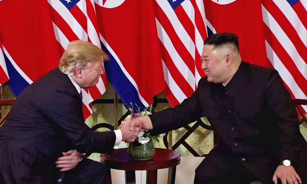 Donald Trump i Kim Jong Un na sastanku u Hanoiju