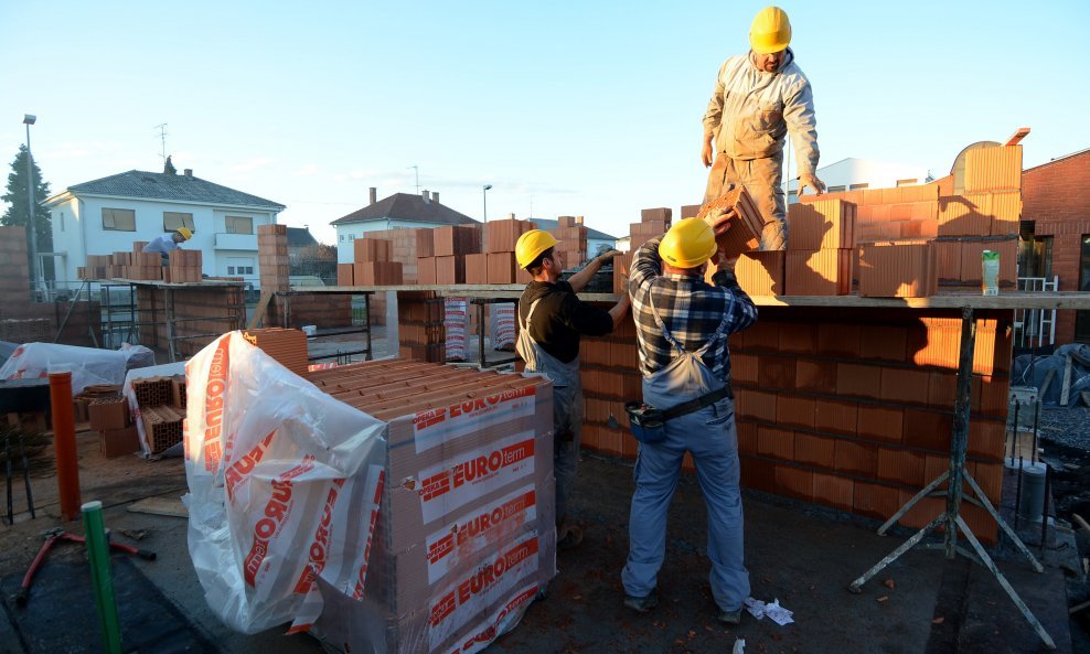 Radnici na gradilištu stambene zgrade u Virovitici 5. prosinca 2018.