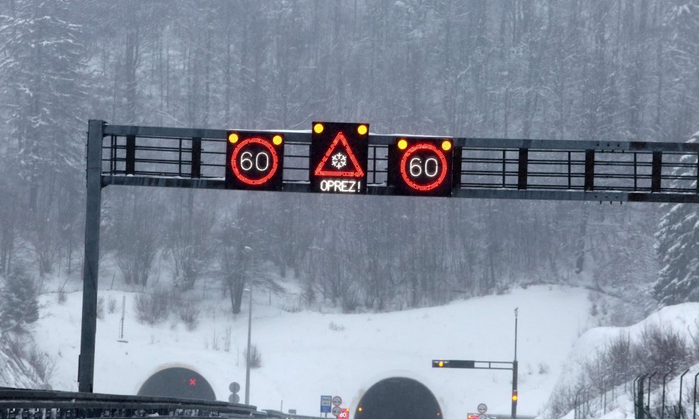 Snijeg na autocesti kod Delnica