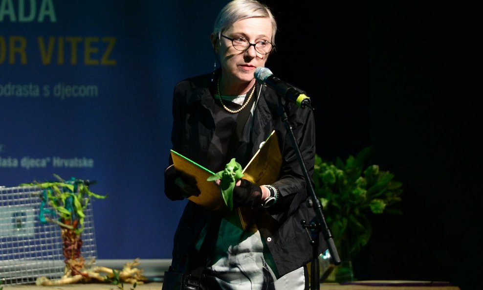 Nagrada za književni tekst za djecu pripala je književnici Silviji Šesto za slikovnicu 'Uhvati mi plavog medu', a lani je dobila nagradu Grigor Vitez za ukupan doprinos otvaranju prostora književnosti za djecu i mlade