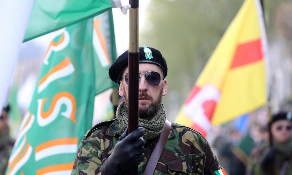 Pripadnik skupine Saoradh, podržavatelja Nove IRA-e, koja je u paravojnim uniformama paradirala Dublinom unatoč smrti novinarke Lyre McKee