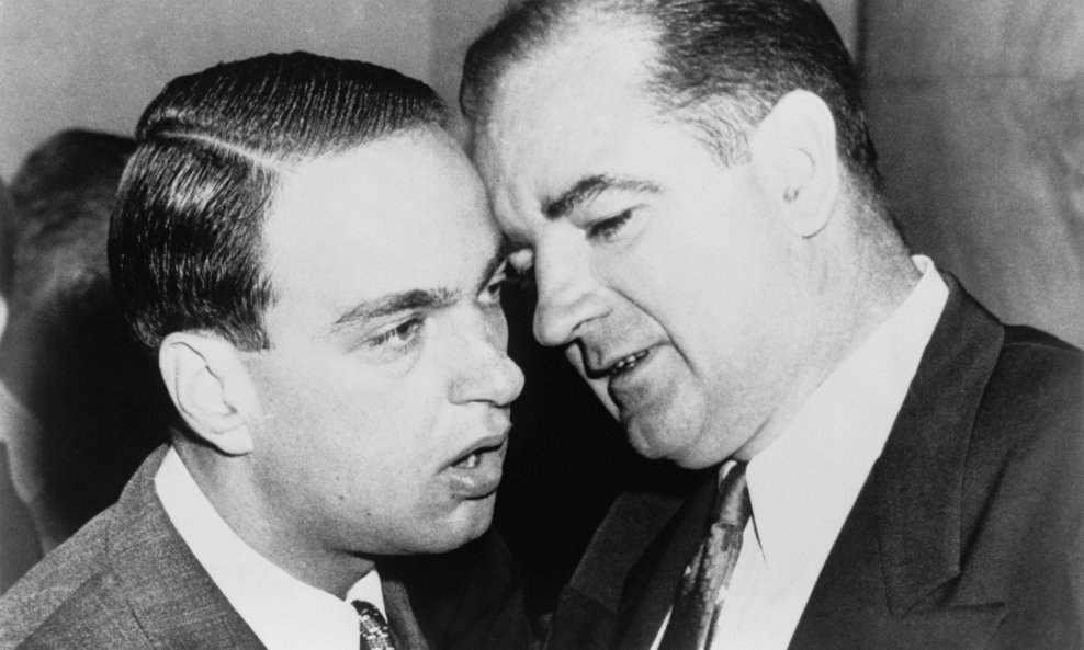 Senator Joseph McCarthy (desno) i njegov glavni savjetnik Roy Cohn (lijevo) došaptavaju se tijekom istrage u američkom Senatu o komunizmu u američkoj vojsci 11. lipnja 1954.