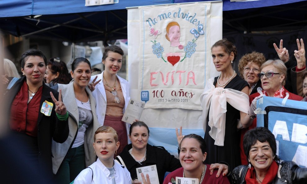 Tisuće žena prodefilirale su glavnim argentinskim gradom u znak sjećanja na Evitu Peron