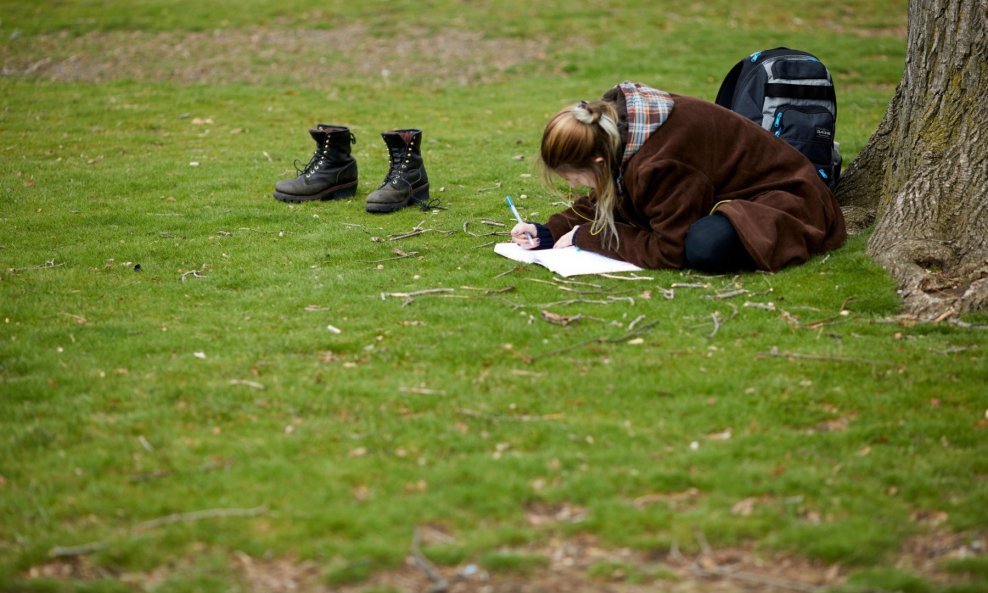 Studentica u parku Sveučilišta Harvard