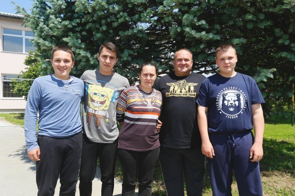 Ivan, Marko, Terezija, Darko i Josip ispred škole u Grubišnom Polju