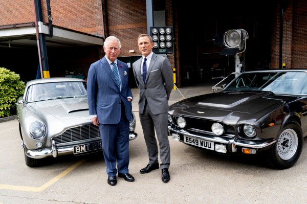 Princ Charles i Daniel Craig ispred Aston Martina DB5 i Aston Martina V8 Vantage Volante
