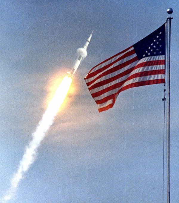 Misija Apollo 11 počela je bez problema. Nevolje se počele s približavanjem Mjesecu, a kulminirale su prilikom povratka na Zemlju