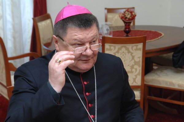 Bjelovarsko-križevačkom biskupu Vjekoslavu Huzjaku darovao je čak 27 tisuća kvadrata državnog zemljišta, čija je vrijednost oko 6,5 milijuna kuna