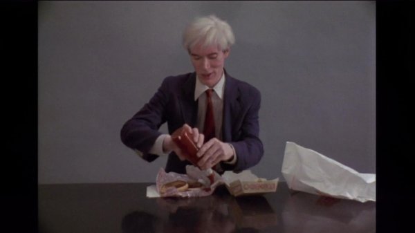 Film '66 scena' sastavljen je od niza kratkih nepovezanih scena, od kojih je najpoznatija ona u kojoj umjetnik Andy Warhol jede hamburger