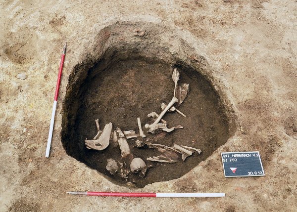 Ukop u jami gdje su pronađeni ostaci analiziranih osoba