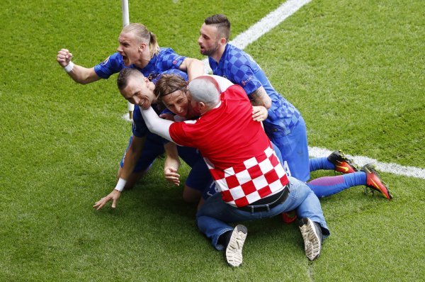Hrvatska - Turska Luka Modrić i navijač  Christian Hartmann Livepic, Izvor:Reuters