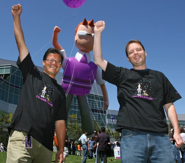 Suosnivači Jerry Yang i David Filo na svečanosti u povodu pokretanja Yahoo maila u kolovozu 2007. Yahoo