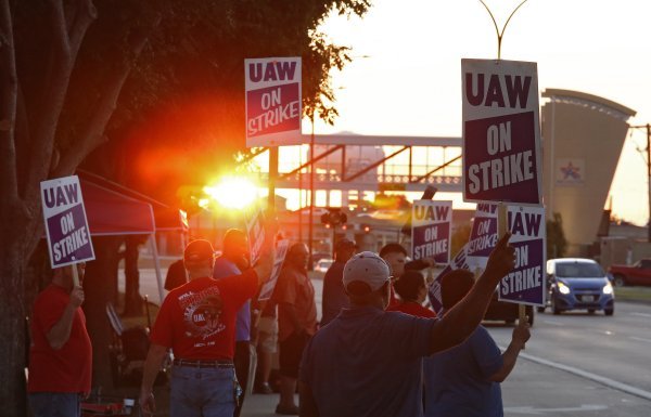 Štrajk radnika GM-a ispred tvornice u Arlingtonu u Teksasu