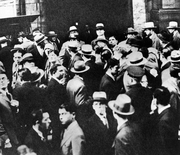 Svjetina ispred Njujorške burze nakon kraha 24. listopada 1929.