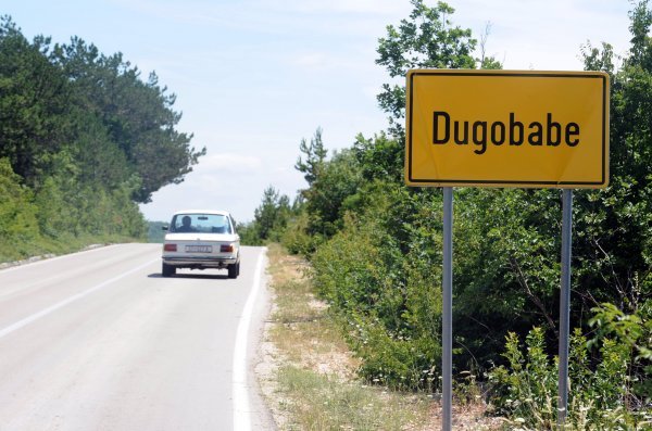 Mjesto u Dalmatinskoj zagori koje je široj javnosti postalo poznato u vrijeme Ive Sanadera, čiji su obiteljski korijeni upravo u Dugobabama  