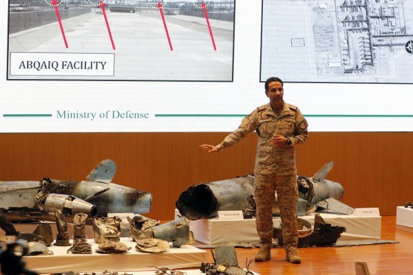 Glasnogovornik saudijskog ministarstva obrane, pukovnik Turki Al Malik na tiskovnoj konferenciji pokazuje ostatke raketa koje su navodno korištene u napadu na rafineriju Saudi Aramca