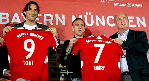 Luca Toni i Franck Ribery poziraju s Ulijem Hoenessom 2007. godine