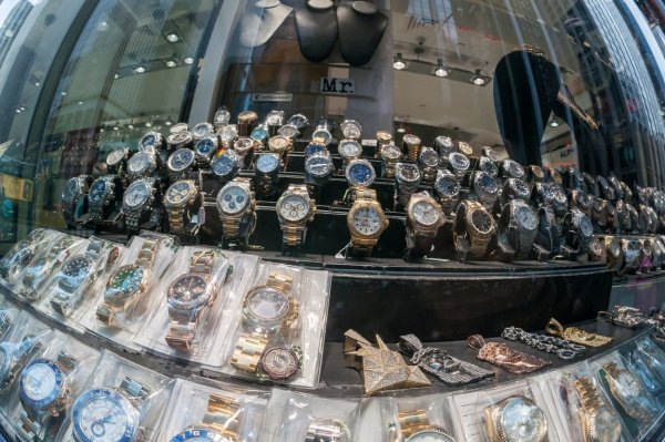 Podivljali franak luksuzne švicarske satove čini još skupljima zbog čega je sve manje kupaca zainteresirano za njih  
