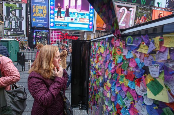 Tisuće papirića sa željama skupljaju se uoči Nove godine na Times Squareu u New Yorku, a s milijunima konfeta bit će izbačeni na Novu godinu