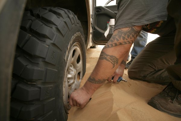Dekompresija tlaka u gumama kod izvlačenja iz pijeska Mauretanije