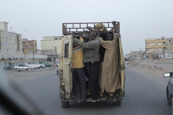 Nouakchot, glavni grad Mauretanije. Jutarnji hop in - hop out javni prijevoz