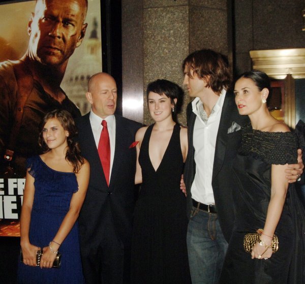 Ashton Kutcher i Demi Moore s njezinim kćerima