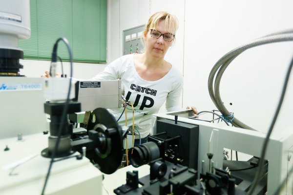 Lara Mikac priprema SERS eksperiment