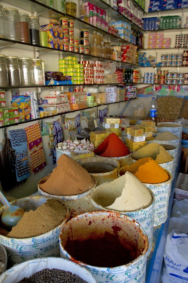 Trgovina namirnicama i začinima u Boujdouru. U Zapadnoj Sahari gorivo i ostala roba jeftiniji su nego u Maroku