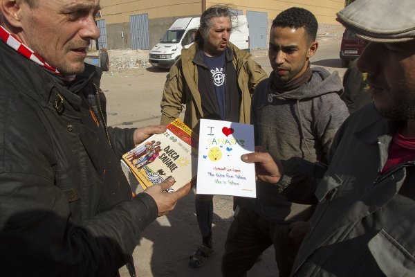 Boujdour - Rašid i Simo s knjigama o malim Saharcima iz izbjegličkih kampova u Alžiru