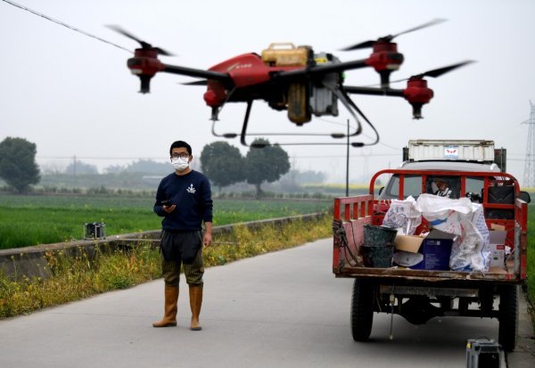 Dronovi dezinficiraju putove i prolaznike u jugozapadnoj kineskoj pokrajini Yunnan