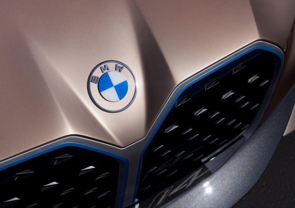 Novi logo BMW-a na Concept i4