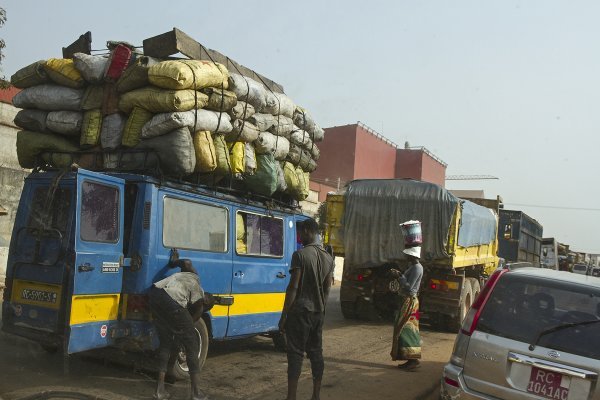 Probijanje kroz gusti promet u predgrađima Conakryja