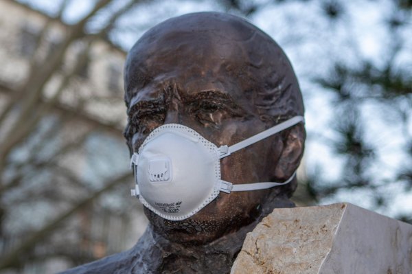 Spomenik Ignazu Semmelweisu u doba koronavirusa
