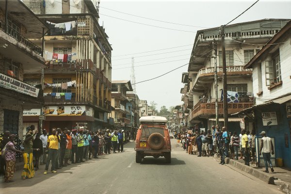 Defile vozila kroz Freetown. Završnica relija Budapest-Bamako bila je dugo najavljivan događaj u Freetownu pa su ga građani Freetowna masovno popratili