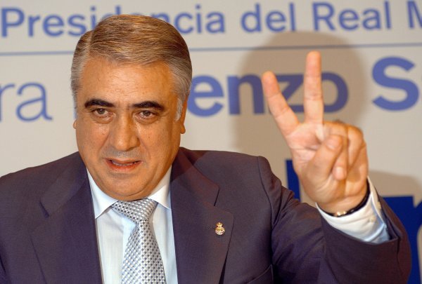 Lorenzo Sanz snimljen 2004. na predsjedničkoj kandidaturi Reala