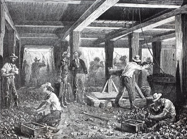 Američki savez sindikata na sastanku u listopadu 1884. donio je jednoglasnu odluku o tome da 1. svibnja 1886. godine osmosatno radno vrijeme mora postati standard