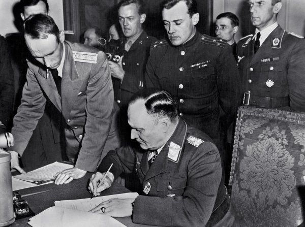 Njemački general Alfred Jodl potpisuje bezuvjetnu predaju njemačkih snaga saveznicima u Reimsu 7. svibnja 1945.
