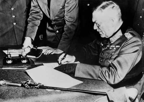 Njemački feldmaršal i šef stožera njemačkih snaga Wilhelm Keitel potpisuje bezuvjetnu njemačku kapitulaciju 8. svibnja 1945. u stožeru ruskih snaga u berlinskom predgrađu Karlshostu