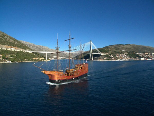 Repliku stare karake projektirao je znalac dubrovačkog brodovlja Franjo Flesch, tako da je trup od željeza napravljen u Splitu, a ključni su bili drveni dijelovi dovršeni u Betini   