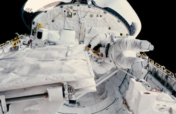 Kathy Sullivan provjerava antenu space shuttlea Challenger tijekom povijesnog leta 1984.