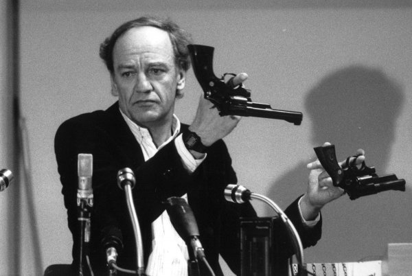 Hans Holmér, bivši šef istrage ubojstva švedskog premijera Olofa Palmea, s dva revolvera Smith & Wesson .357 Magnum tijekom tiskovne konferencije u Stockholmu 31. ožujka 1986.