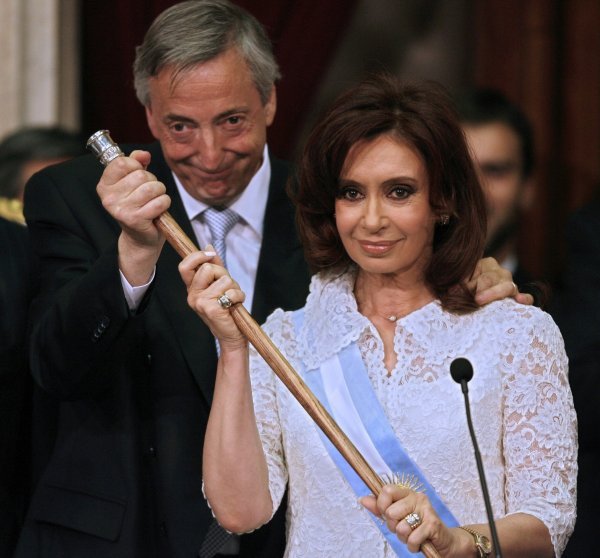 Cristina Fernandez de Kirchner preuzima dužnost predsjednice Argentine od svog supruga Nestora Kirchnera 10. prosinca 2007.
